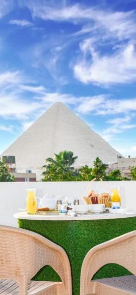 THE HOUSE PYRAMIDS VIEW inn